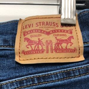 Women’s Size 28-Levi’s 720 High Rise Super Skinny Jeans